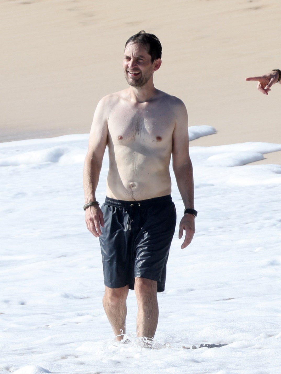 Leo DiCaprio Kate Hudson Tobey Maguire Beach 9