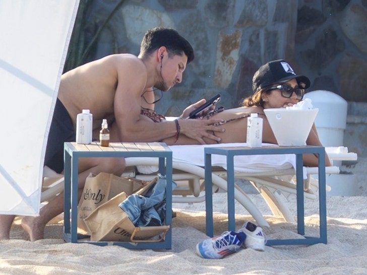 Jessica Alba and Danny Ramirez cabo backgrid 1
