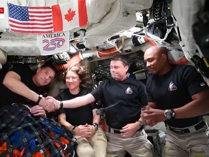 040726_trump_artemis_crew_2261301