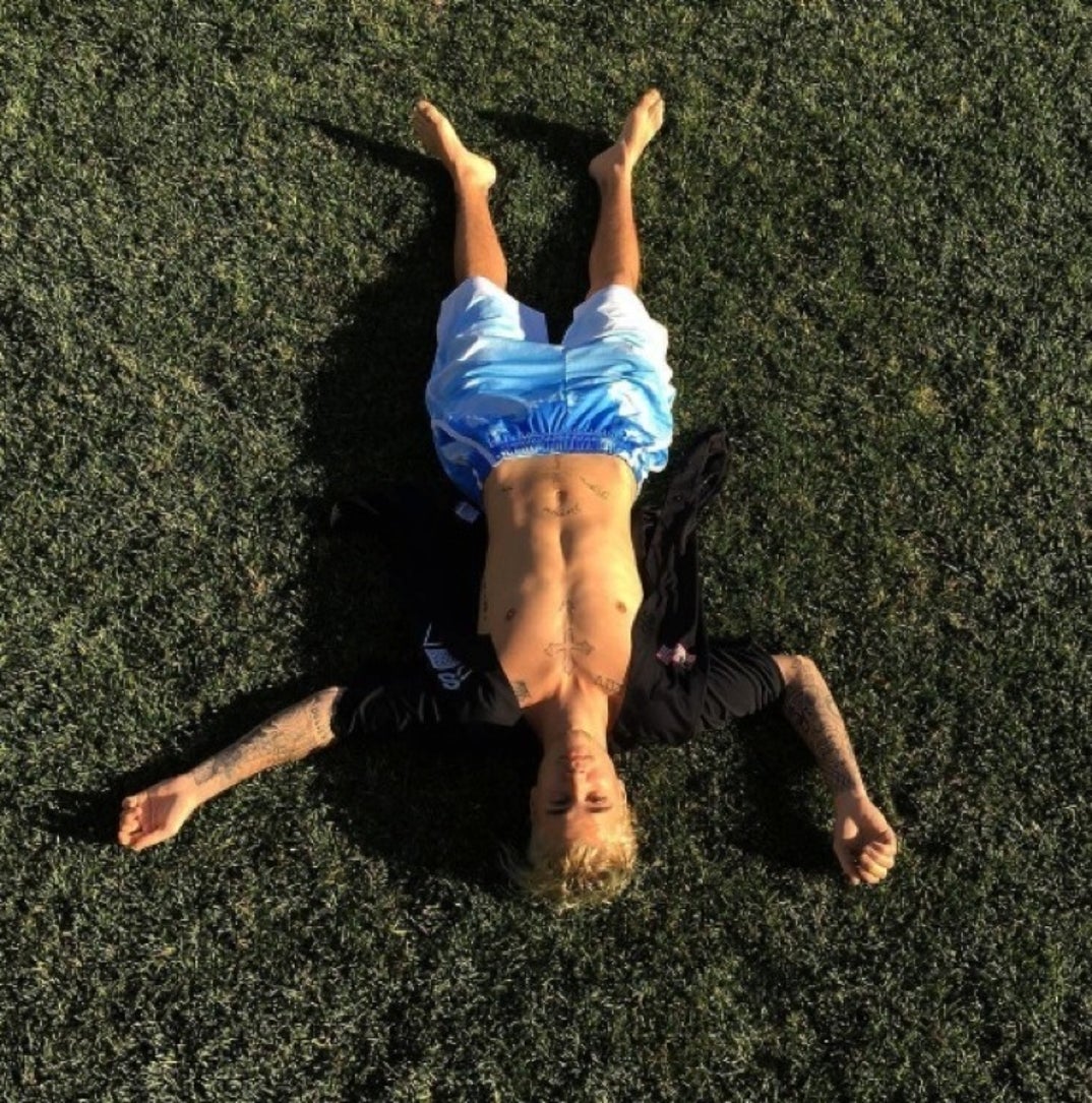 0229_justin_bieber_shirtless01