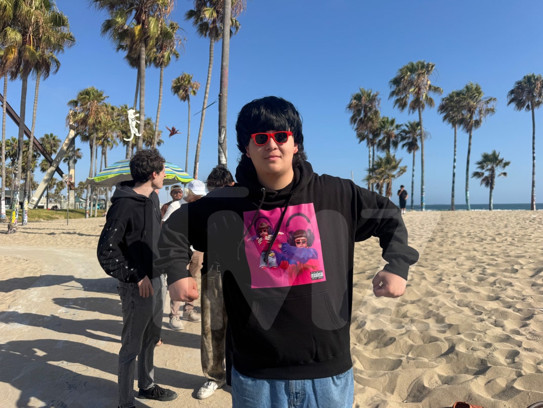 Oliver-Tree-Fans-Honor-the-Singer-at-Venice-Pop-Up-Memorial-2
