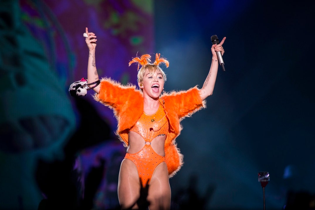 Miley Cyrus Stylish And Sexy Through The Years 13