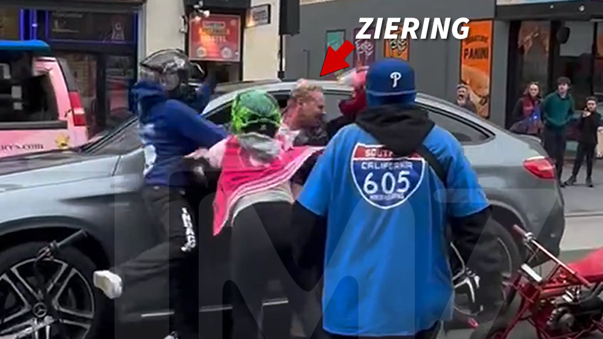 La star di “90210” Ian Ziering viene brutalmente attaccata dai motociclisti sull'Hollywood Boulevard.