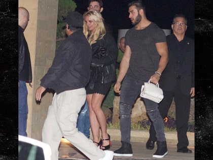 1228_britney_spears_boyfriend_holding_purse_splash