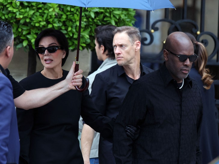 Kris Jenner and her friend Corey Gamble arrived in Paris to attend the test with regard to Kim Kardashian Mega