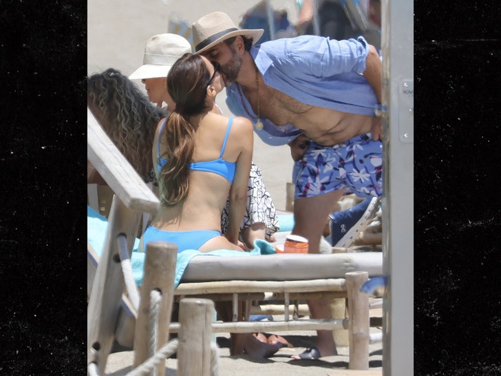 Eva-Longoria-BackGrid-2