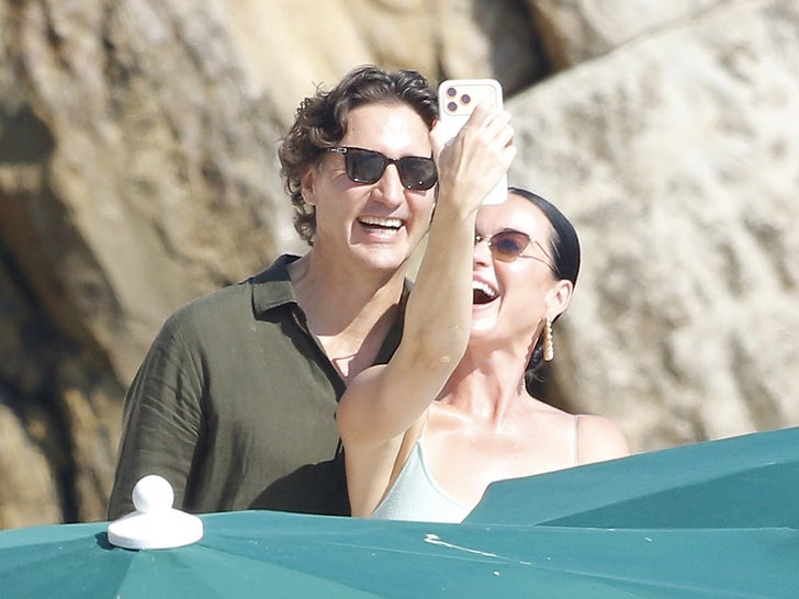 0729-Katy-Perry-Justin-Trudeau-South-Of-France-Sub1