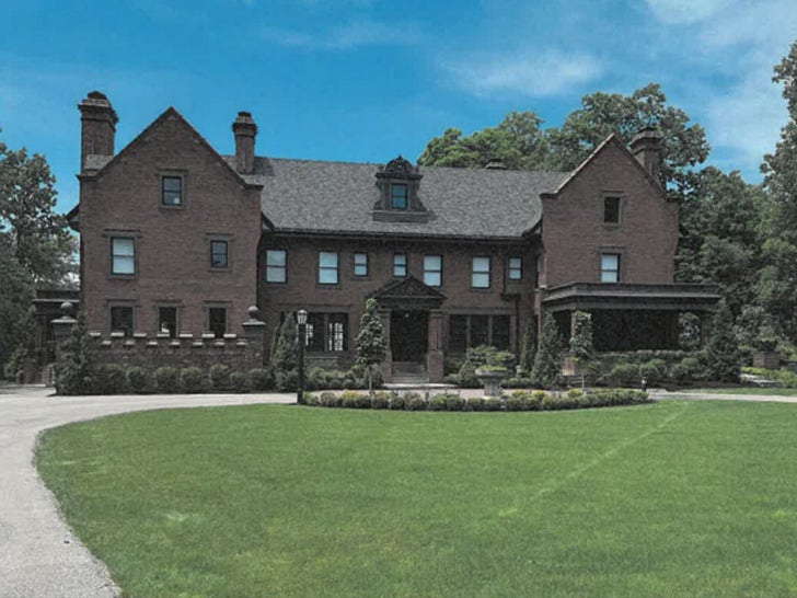 Taylor Swift and Travis Kelce’s Neighbors Push Back on Proposed Fence