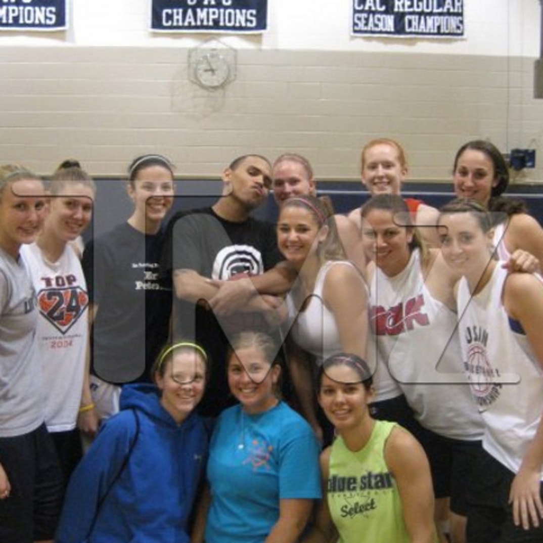 Chris Brown Plays Basketball, image size:1074x1074