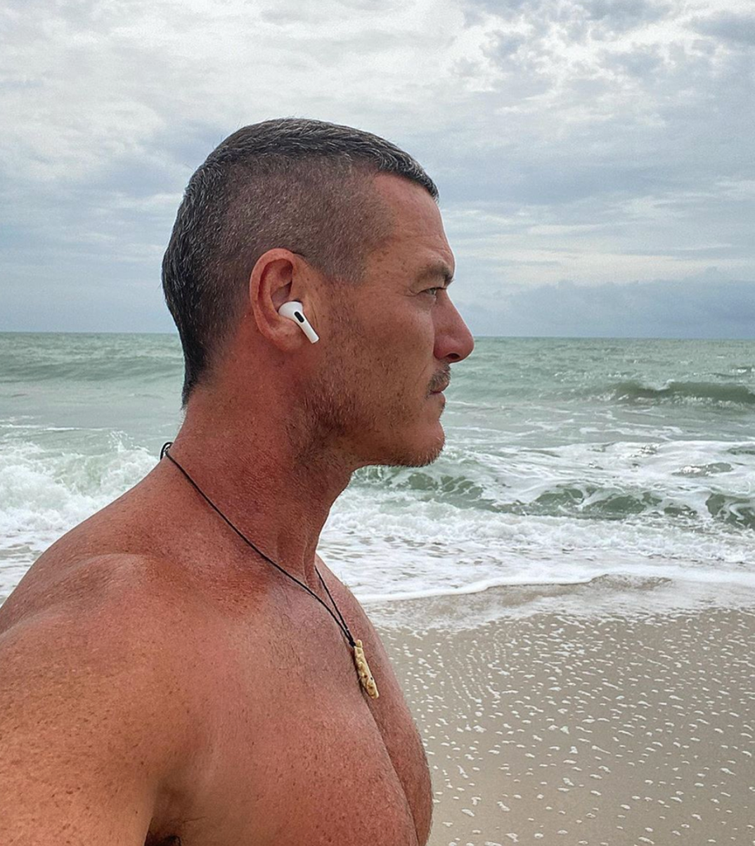 luke-evans-shirtless-hot-photos5