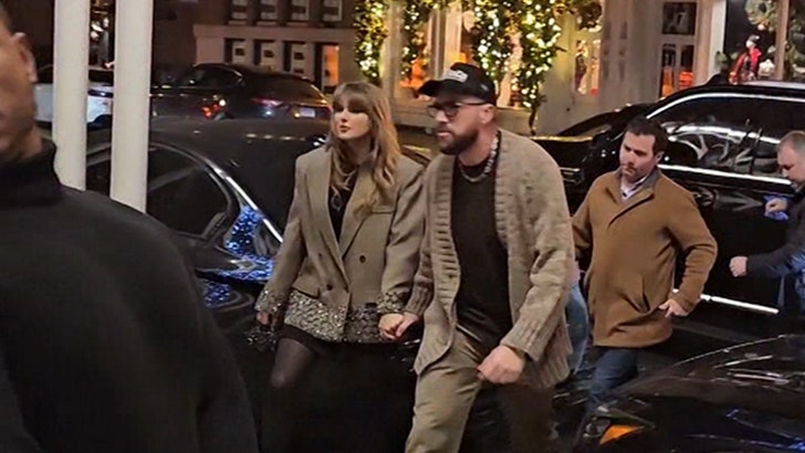 Taylor Swift e Travis Kelce usam roupas combinando para jantar em Nova York