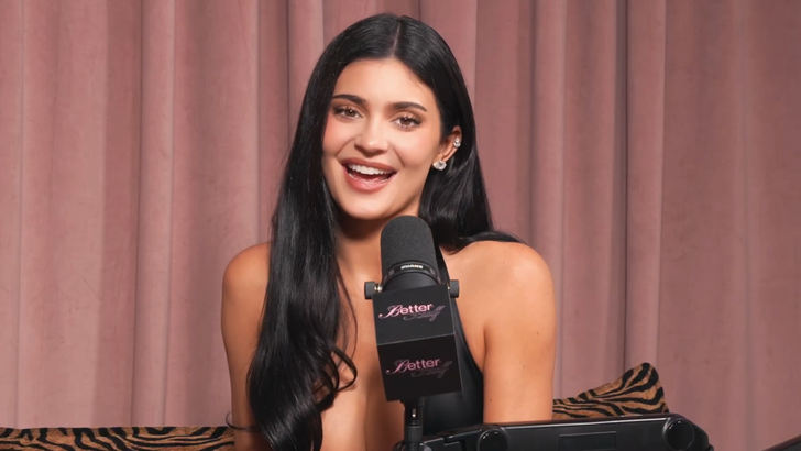 082726 kylie jenner kal