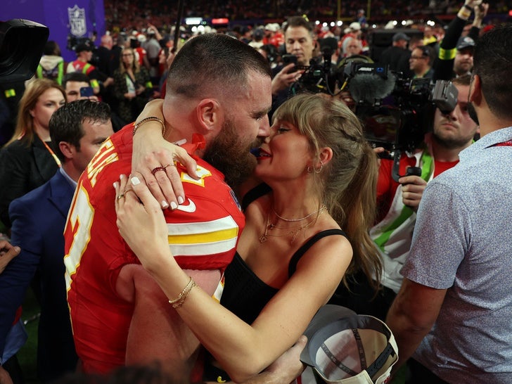 Taylor Swift Travis Kelce Kissing After Super Bowl LVIII Win Photos 6