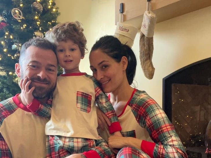 Foto Keluarga Nikki Bella dan Artem Chigvintsev