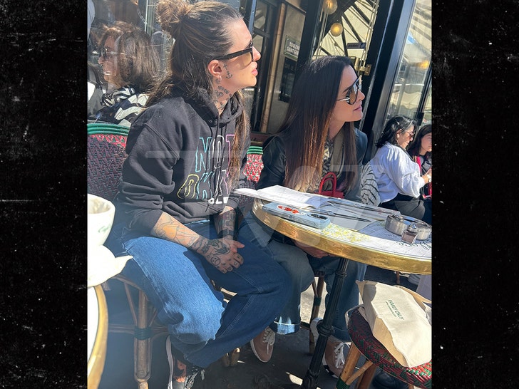 Morgan Wade dan Kyle Richards berada di Cafe de Flore di Paris