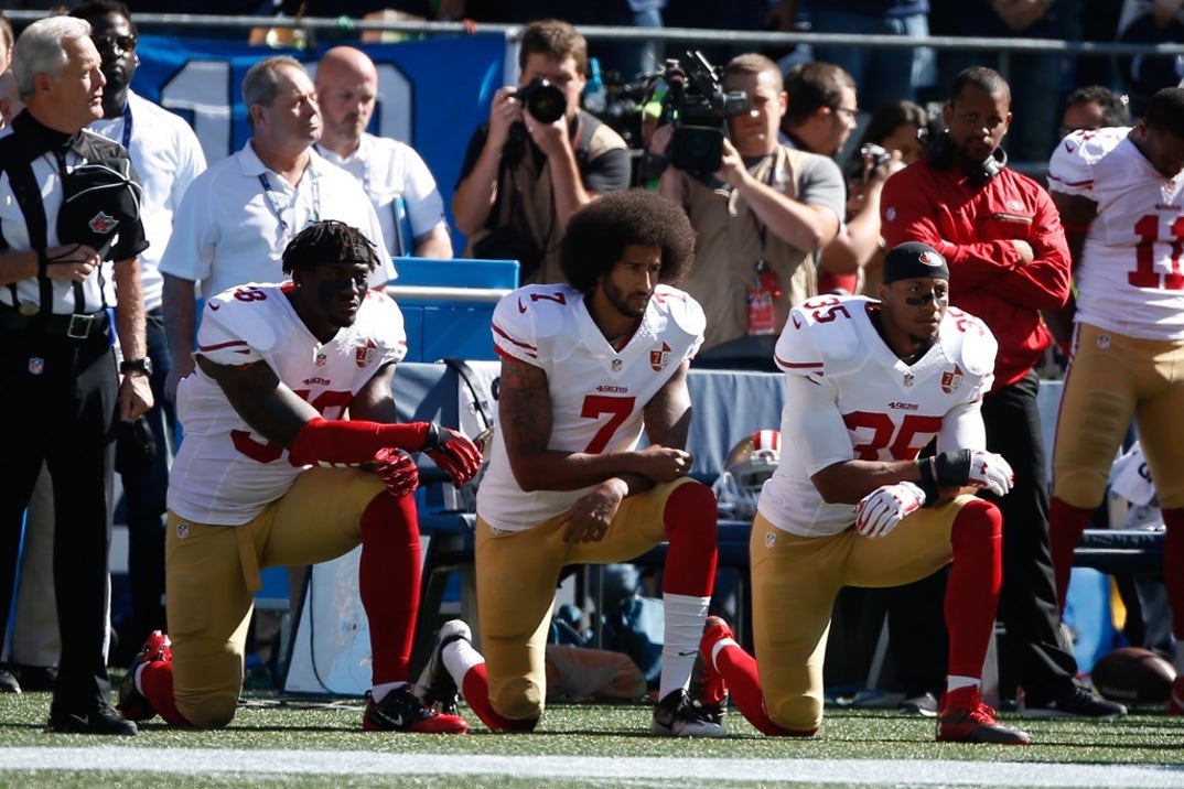 Colin kaepernick kneeling hi-res stock photography and images - Alamy