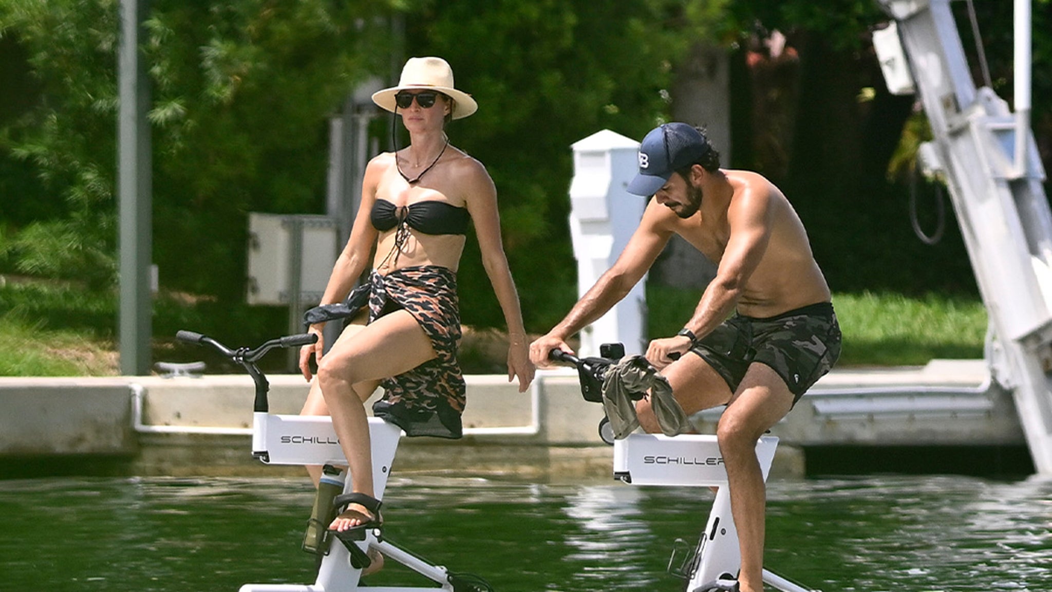 Gisele Bündchen, Joaquim Valente가 수상자전거를 타고 톰 브래디의 마이애미 집을 지나가다