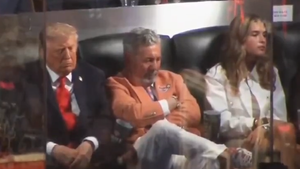 060926 trump falls asleep ptimary