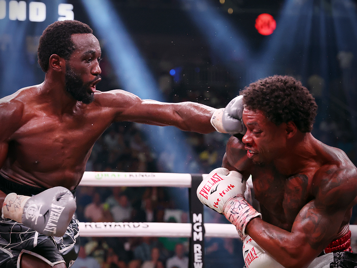 Terence Crawford punches Errol Spence Jr.