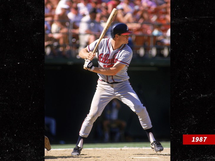 Dale-Murphy-stands-sub-getty-1