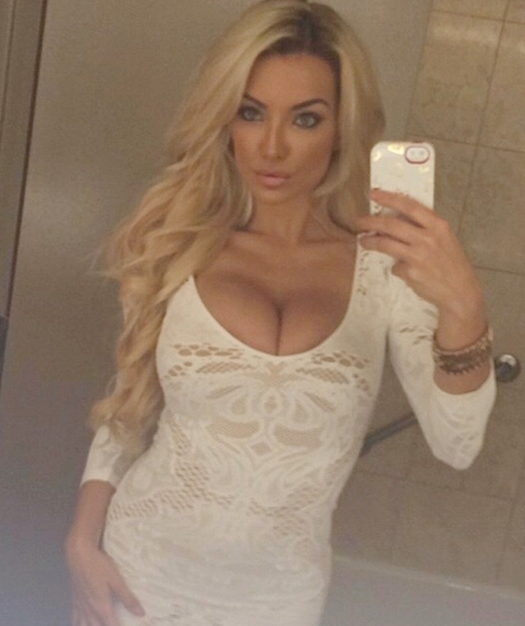 lindsey_pelas_sexy_instagram_photos_0137
