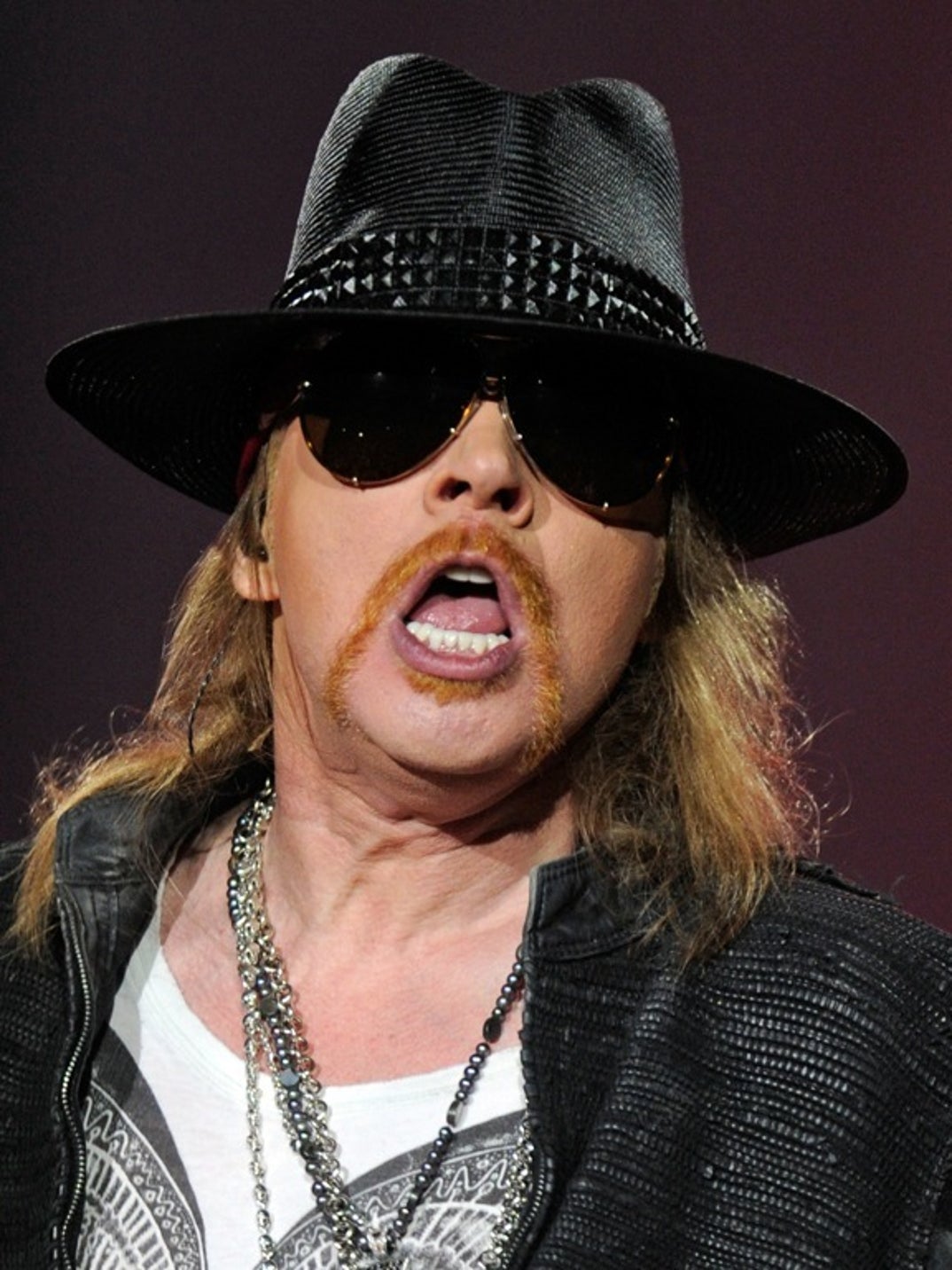 0401_gunsnroses_performance_07