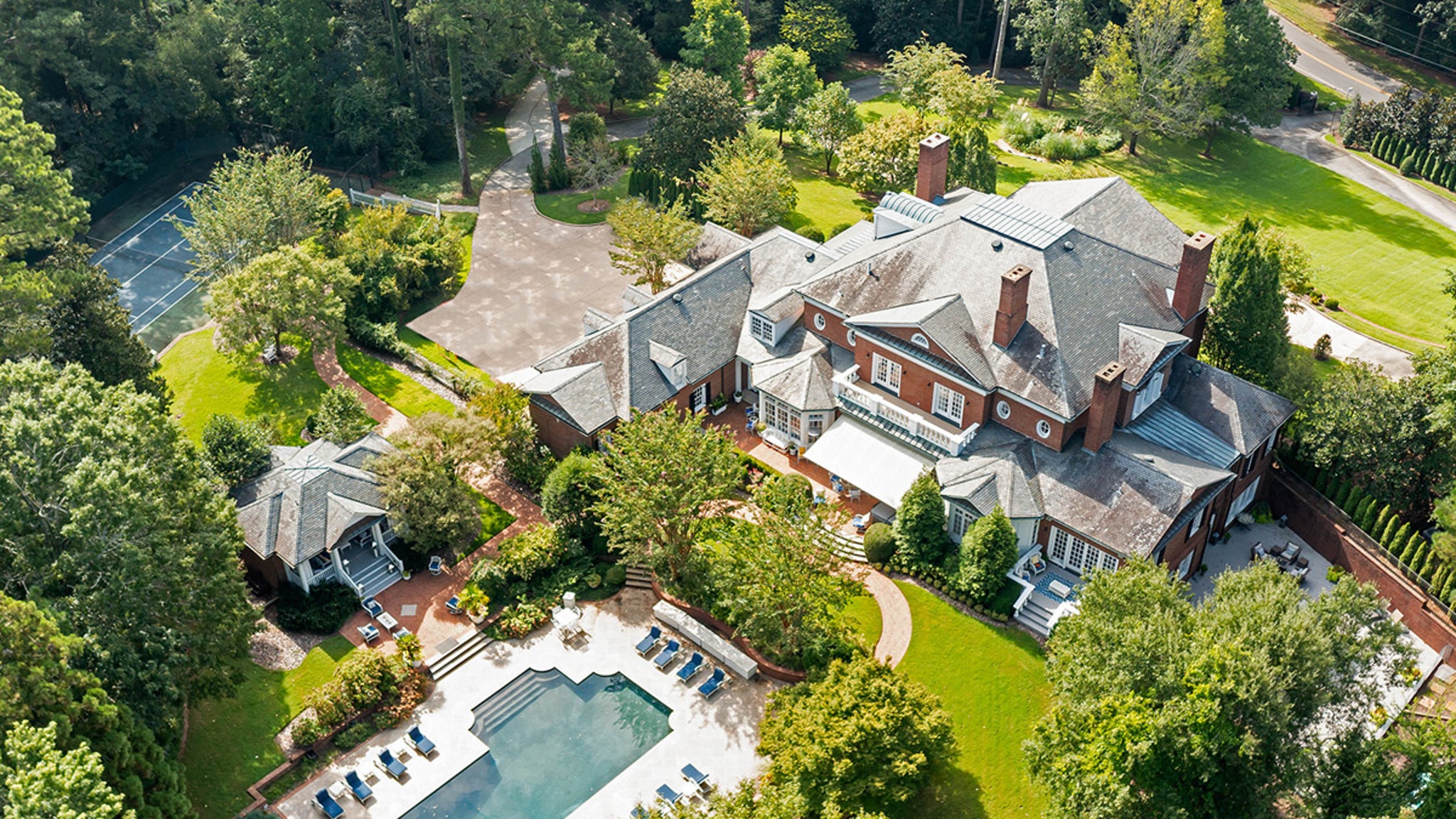 Величезний будинок Мерайї Кері в Атланті продається за 6,5 мільйонів доларів