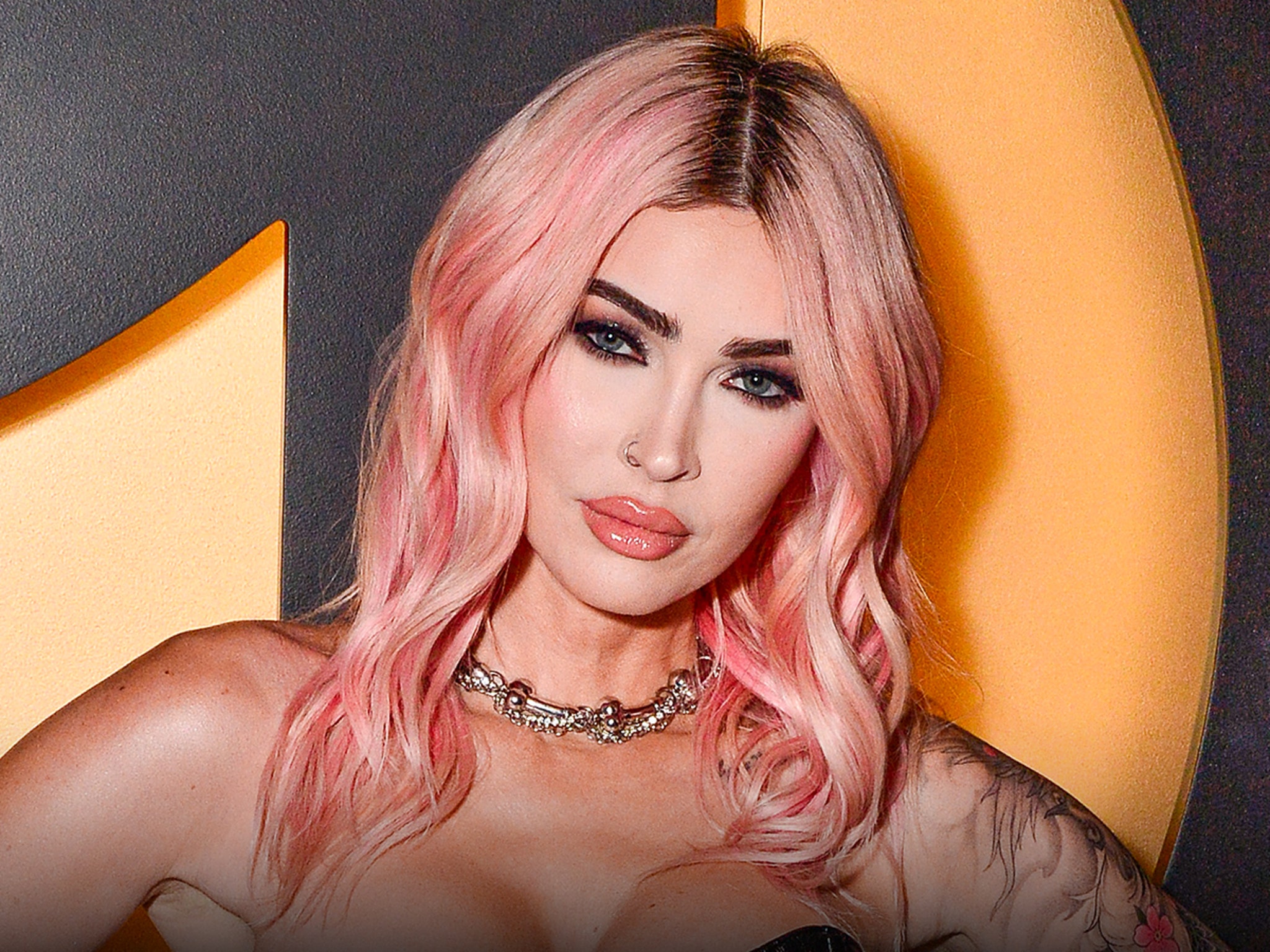 tmz.com - TMZ Staff - Megan Fox Posts Busty Snaps, Reaffirms She's Bisexual