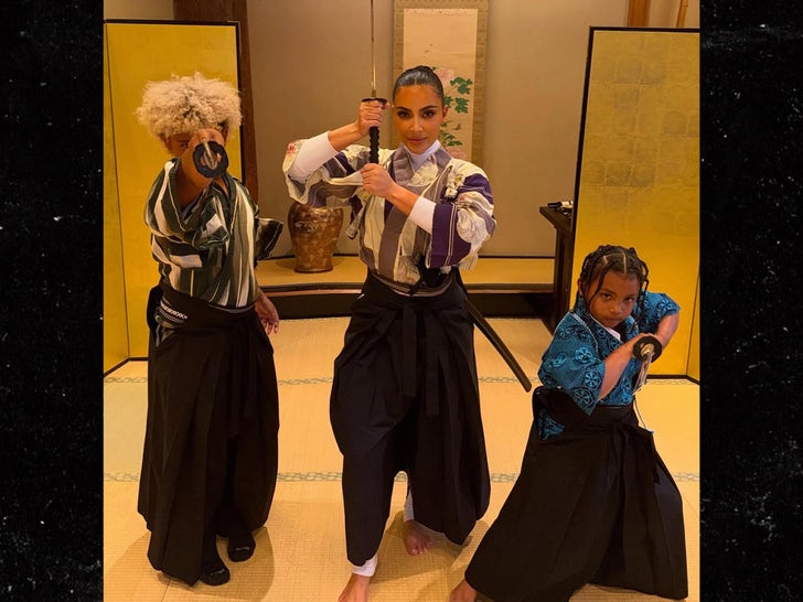 0330-Kim-Khloe-Kardashian-Fam-Tokyo-Trip-Sub2