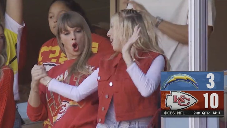 Taylor Swift, Brittany Mahomes show off handshake celebration after Chiefs  touchdown 