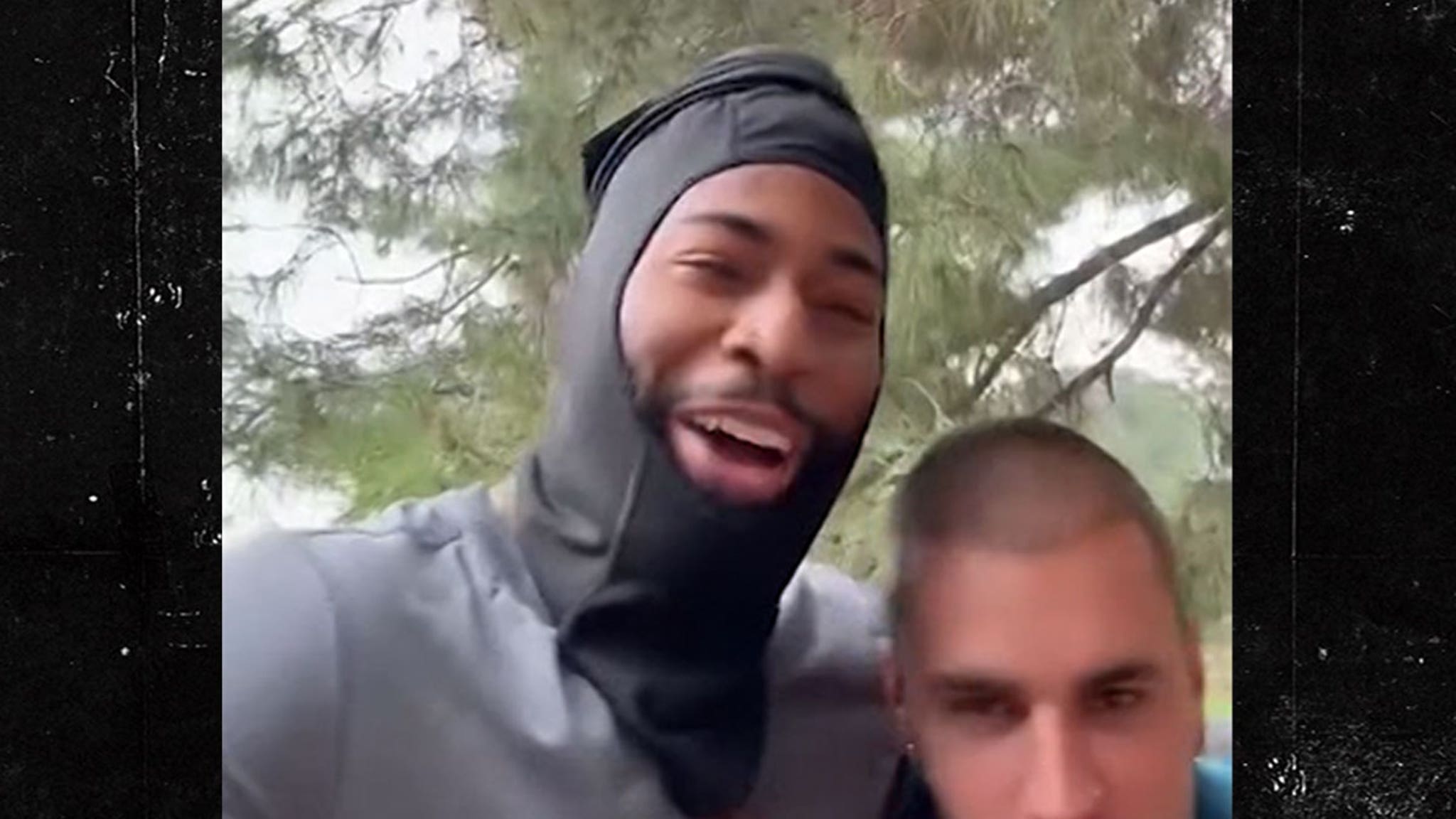 Justin Bieber Helps Stranded Driver on the Side of the Road