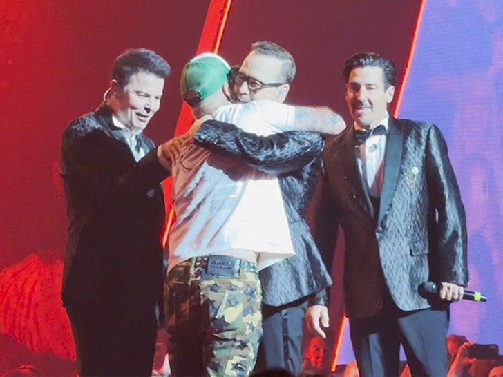 070125-nkotb-backstreet-boys-hug