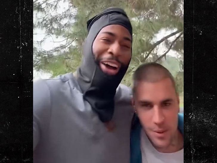 112025_justin_bieber_smile