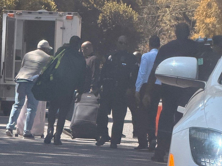 Rihanna sale volando de Los Ángeles en medio del rodaje del drama Backgrid 3