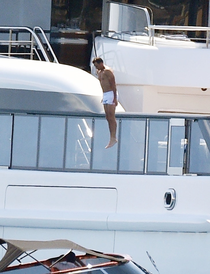 Tom Brady Shows Off His Shredded Body On A Yacht With Gisele Off The  Italian Coast – OutKick