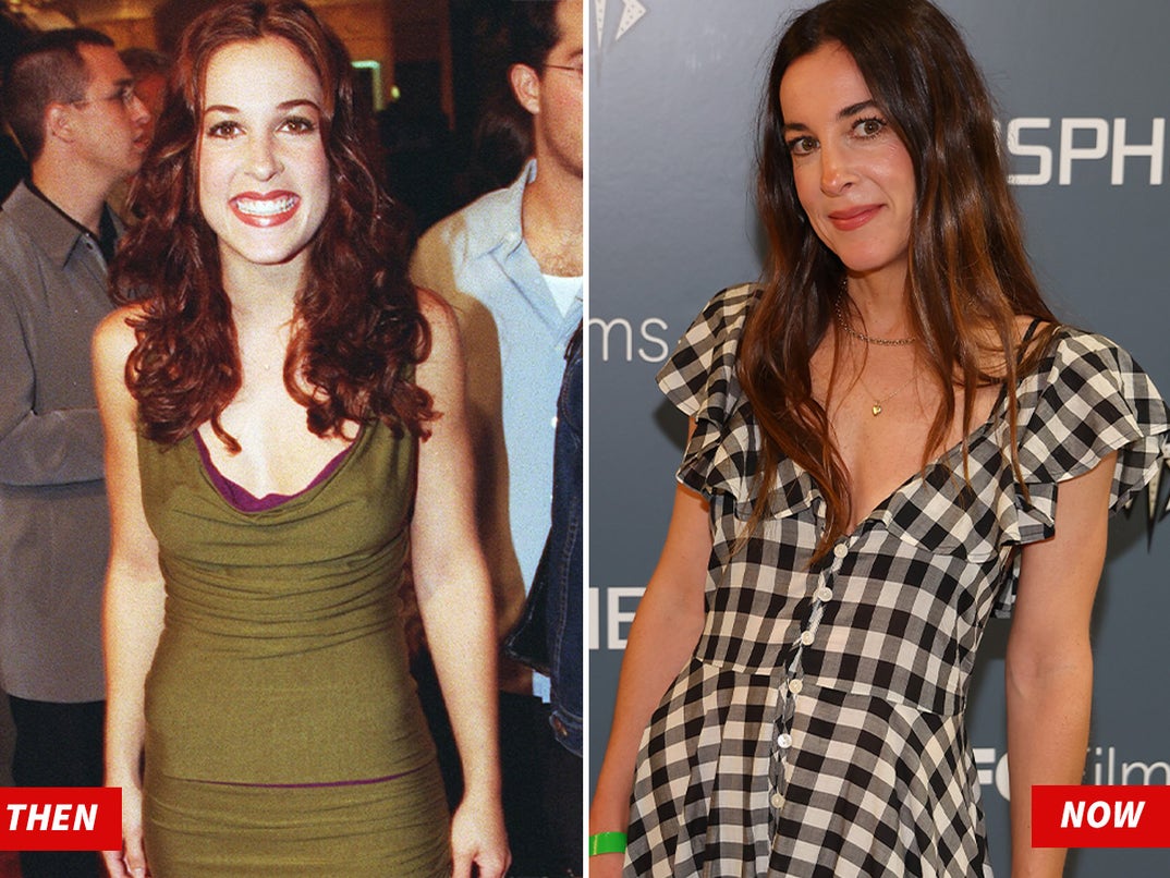 Lindsay Sloane Played A Former Cheerleading Coach