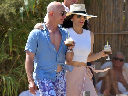 0809-Jeff-Bezos-and-Lauren-Sanchez-in-St-Tropez-photos-primary