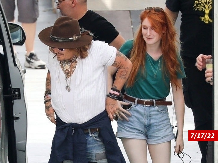 Johnny Depp Paris'te Hayranları Tarafından Durduruldu