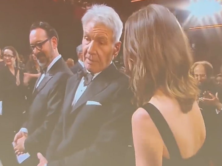 Harrison Ford 'Indiana Jones' Galasında Calista Flockhart'tan Uzakta Oturuyor