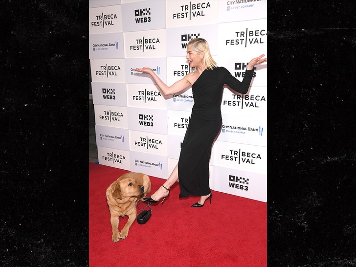 Selma Blair e cachorro no tapete vermelho