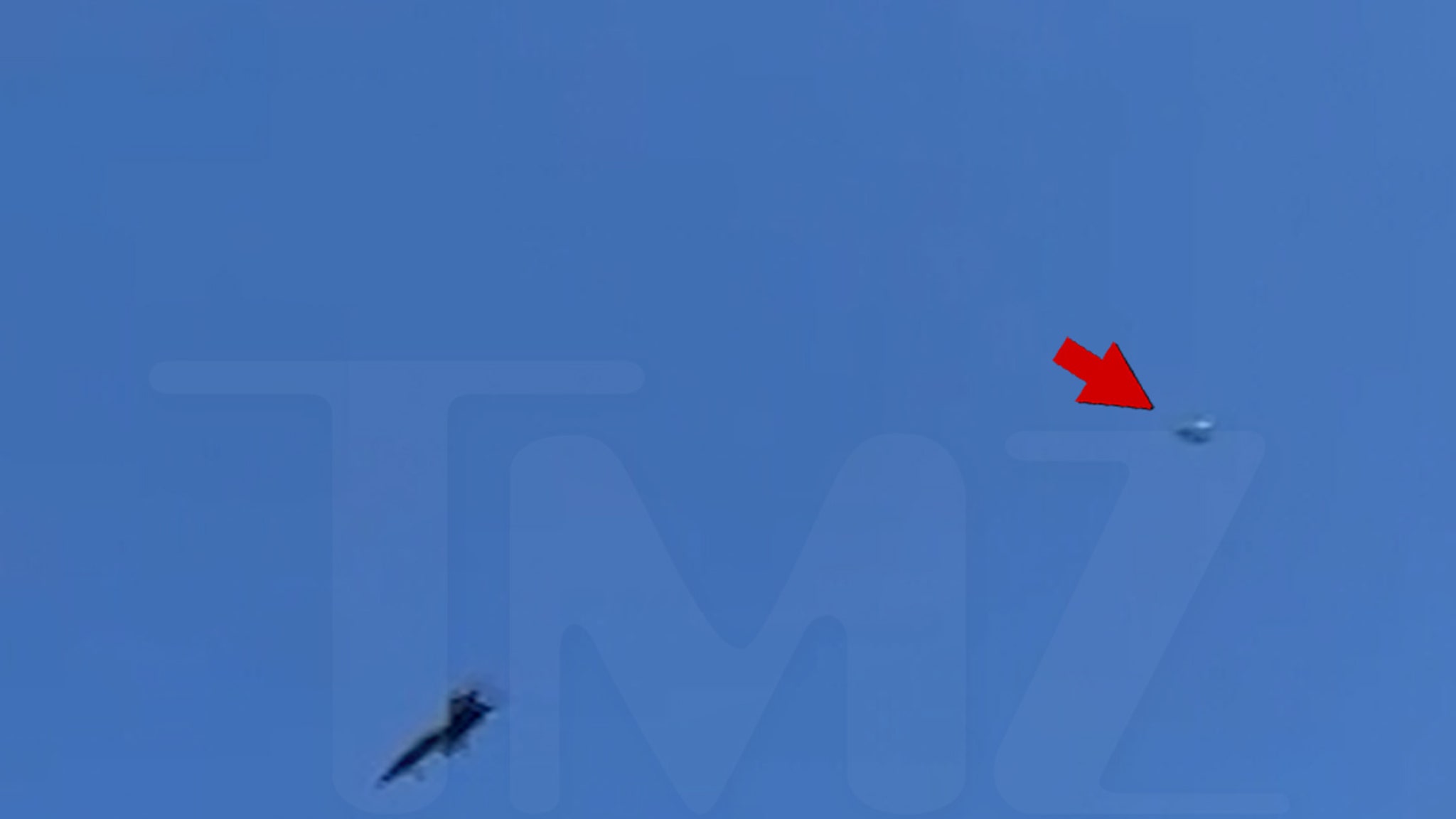 alleged-ufo-spotted-in-new-york-during-blue-angels-show-zips-across-sky