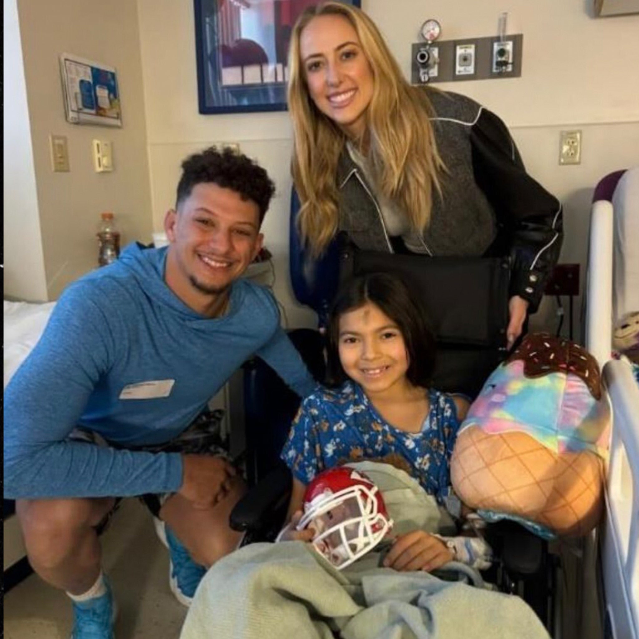 Patrick & Brittany Mahomes Visit Children's Hospital After Shooting, Sit W/ Victims
