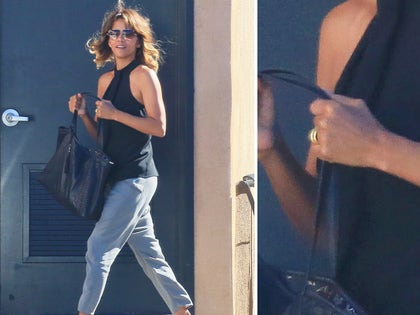 1029_halle_berry_divorce_ring_x17_2