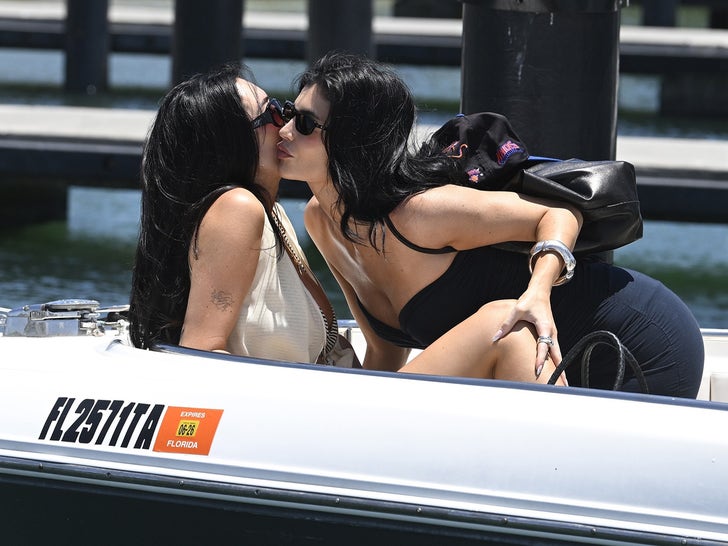 0506-Kylie-Jenner-et-Hailey-Bieber-Waring-Bikinis-On-A-Yacht-In-Miami-Prrimaire-4