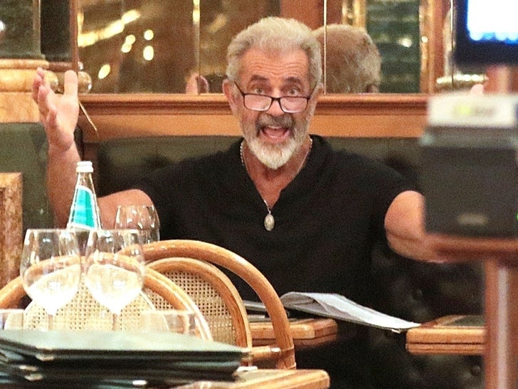0606 Mel-Gibson-Dining-Solo-Pasta-Rome-SUB-2