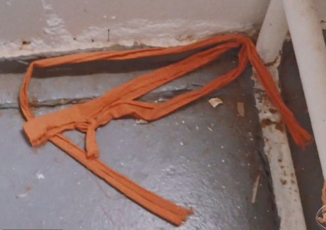 23030606-7855039-Multiple_nooses_fashioned_from_the_orange_bedding_were_found_on_-a-34_1578278000628