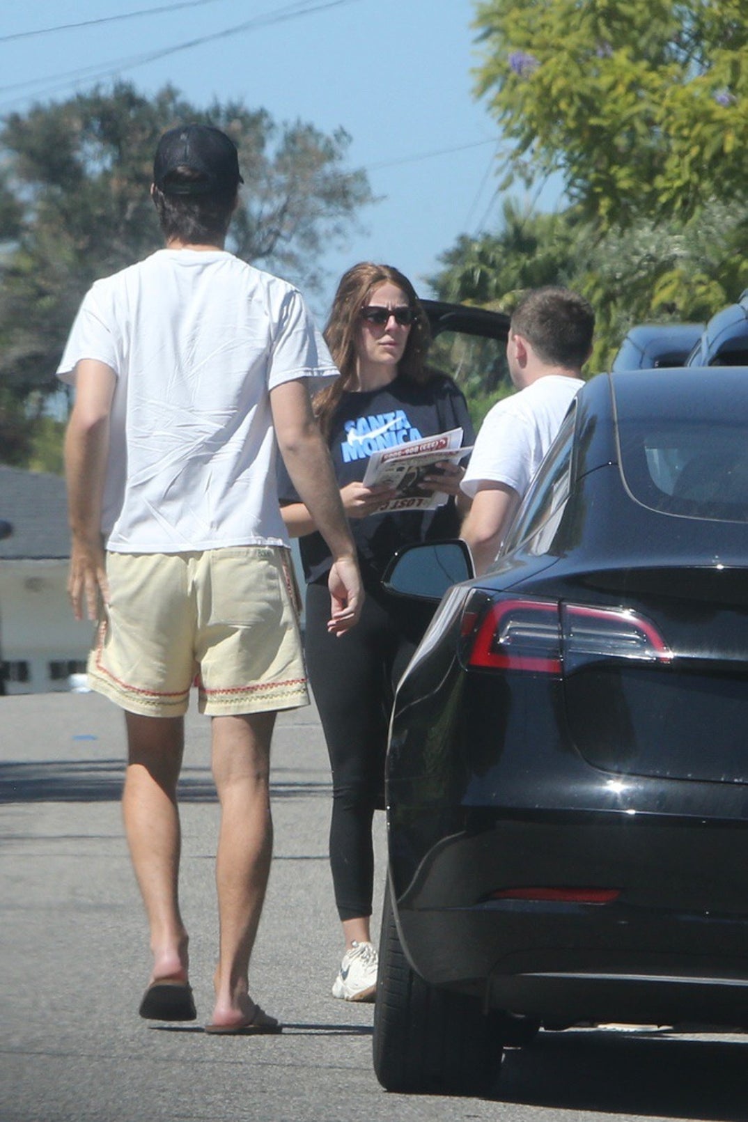 Kaia Gerber Friends Look For Cat 0006