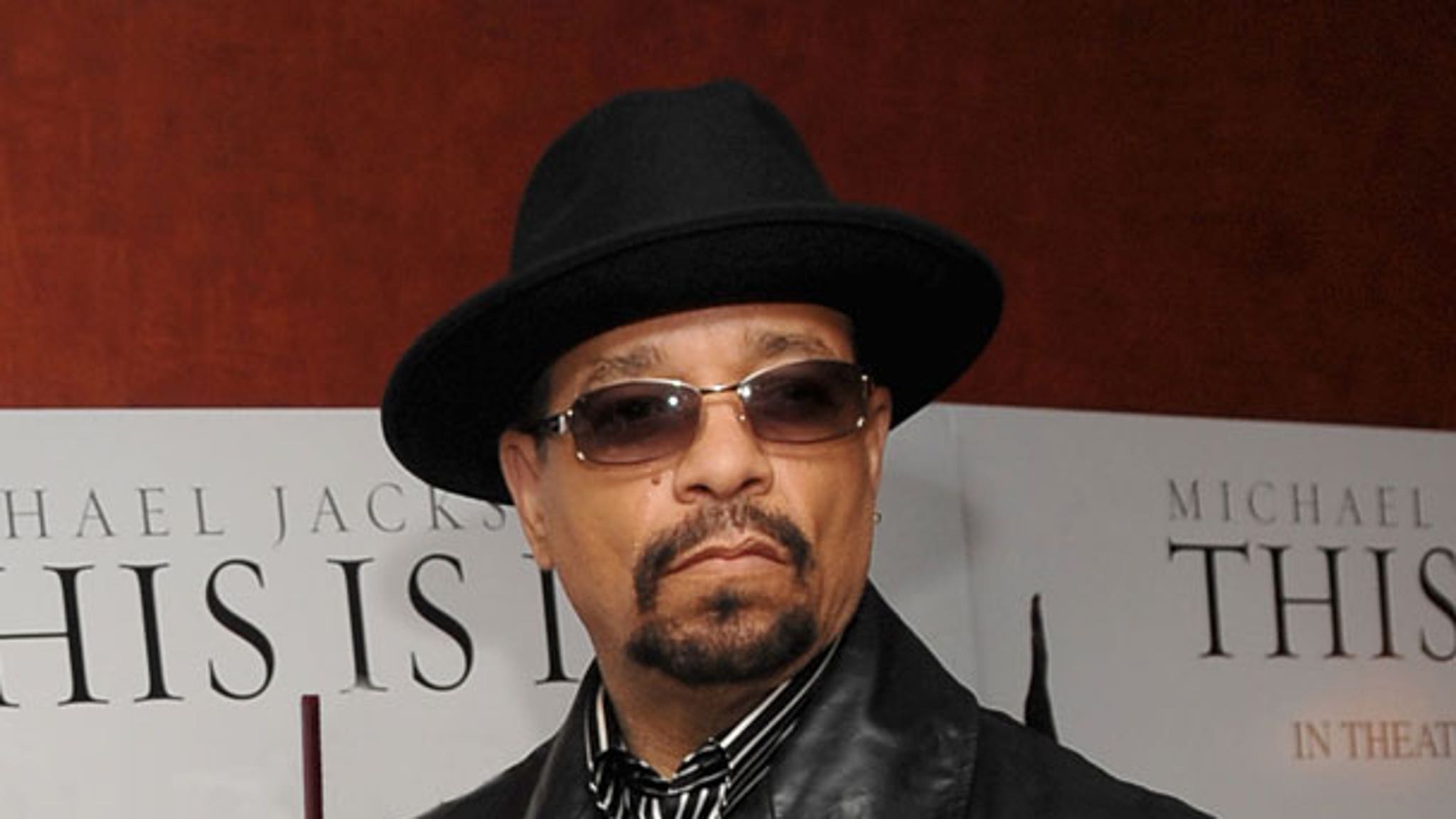 ice-t-drinking-iced-tea