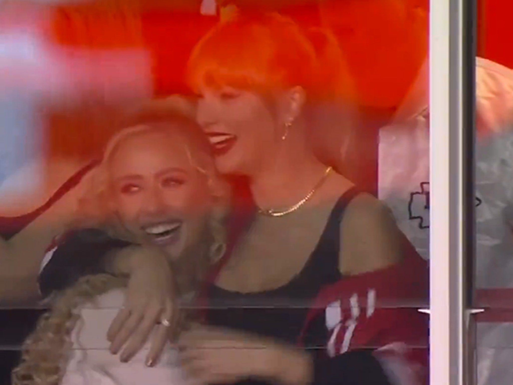 Taylor Swift Hung Out With Brittany Mahomes the Night Before the Kansas  City Chiefs Game