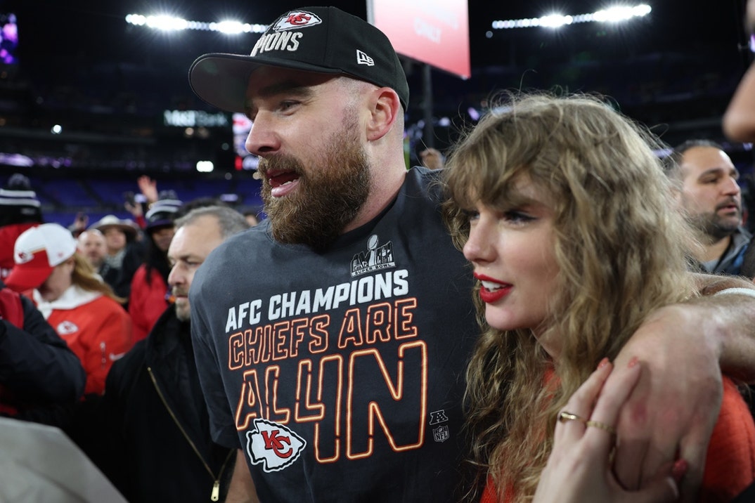 Taylor Swift Travis Kelce After Chiefs Win photos 18